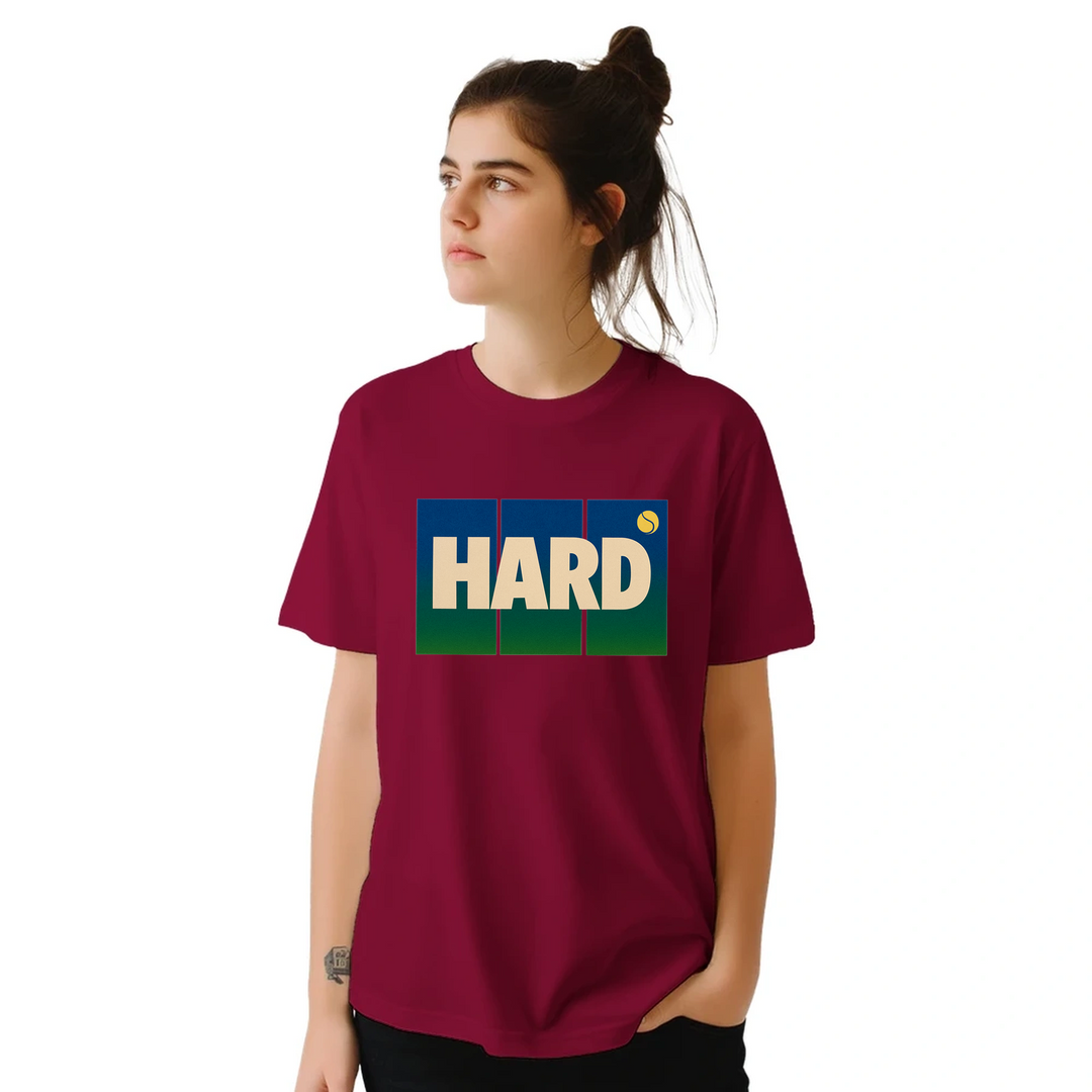 T-shirt Hard Tennis 3, design dinamico che esprime l'intensità del tennis, ideale per giocatori e appassionati. Comfort e sti