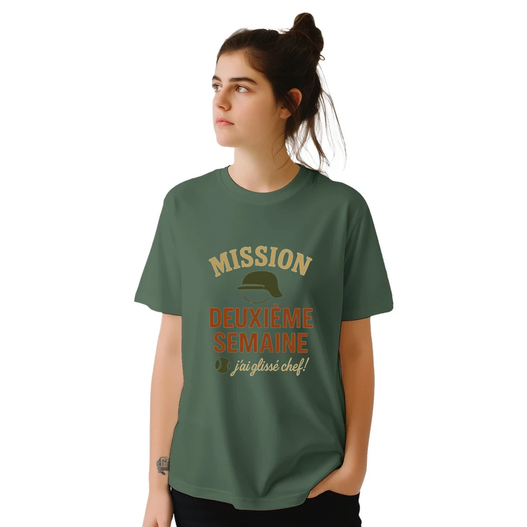 テニス愛好者に最適な"Mission 2eme Semaine Tennis" Tシャツ。快適さとスタイルを兼ね備えたこのTシャツで、コート内外で目立ちましょう。サイズはSからXXLまで。