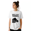 モンテカルロテニスTシャツは、スポーツ愛好家とファッション好きに最適なスタイルを引き立てます。テニスの優雅さを祝う鮮やかなデザインで、コートの内外で目を引く一着です。サイズはS、M、Lをご用意。