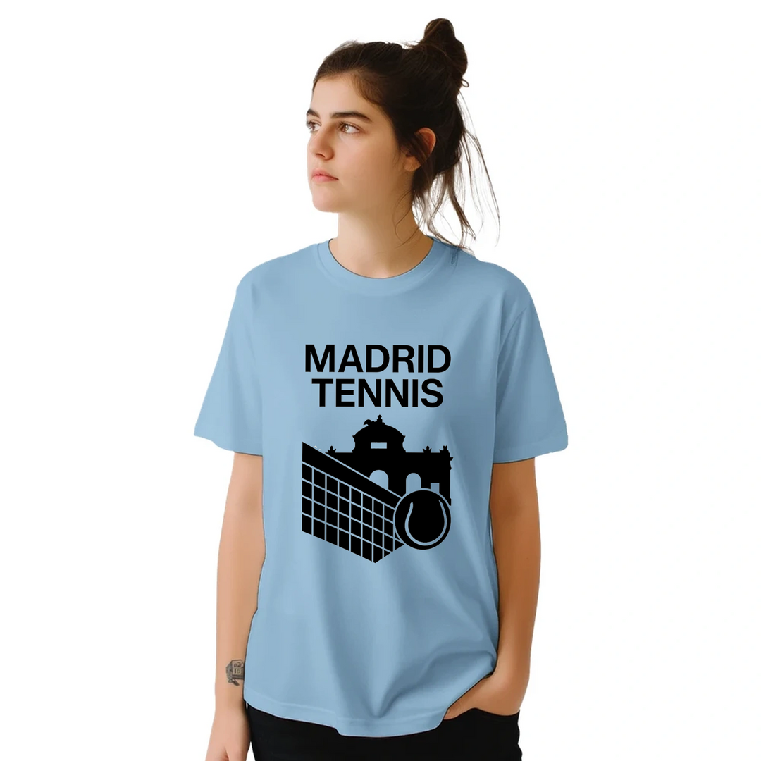 テニスへの愛とマドリッドの活気を表現するスタイリッシュなマドリッドテニスTシャツ。快適でおしゃれなデザインで、プレイヤーやファンに最適なアイテムです。