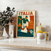 Itālijas futbola plakāts ar dzīvīgu oranžu un sarkanu krāsu, kas iemieso spēles kaislību. Pieejams izmēros 50x70 vai 30x40, i