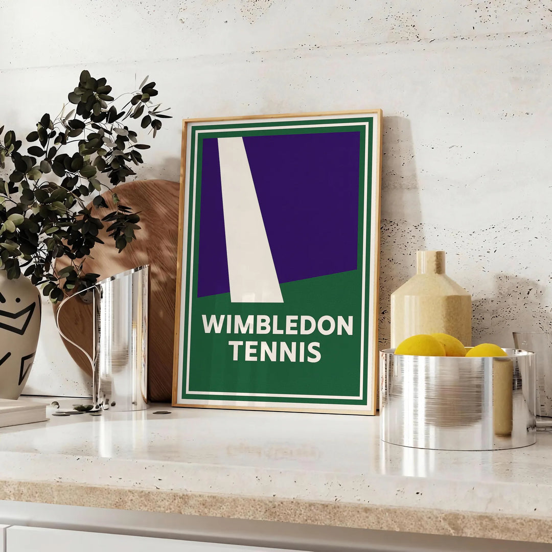 ウィンブルドンテニスのミニマルポスター。グレーとグリーンの洗練されたデザインで、スポーツ愛好者にぴったりのエレガントなアートワーク。