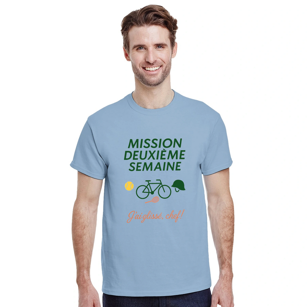 テニス愛好者のためのスタイリッシュな「ミッション2エメセマインテニス2」Tシャツ。快適さとスタイルを兼ね備えた高品質のコットン製。