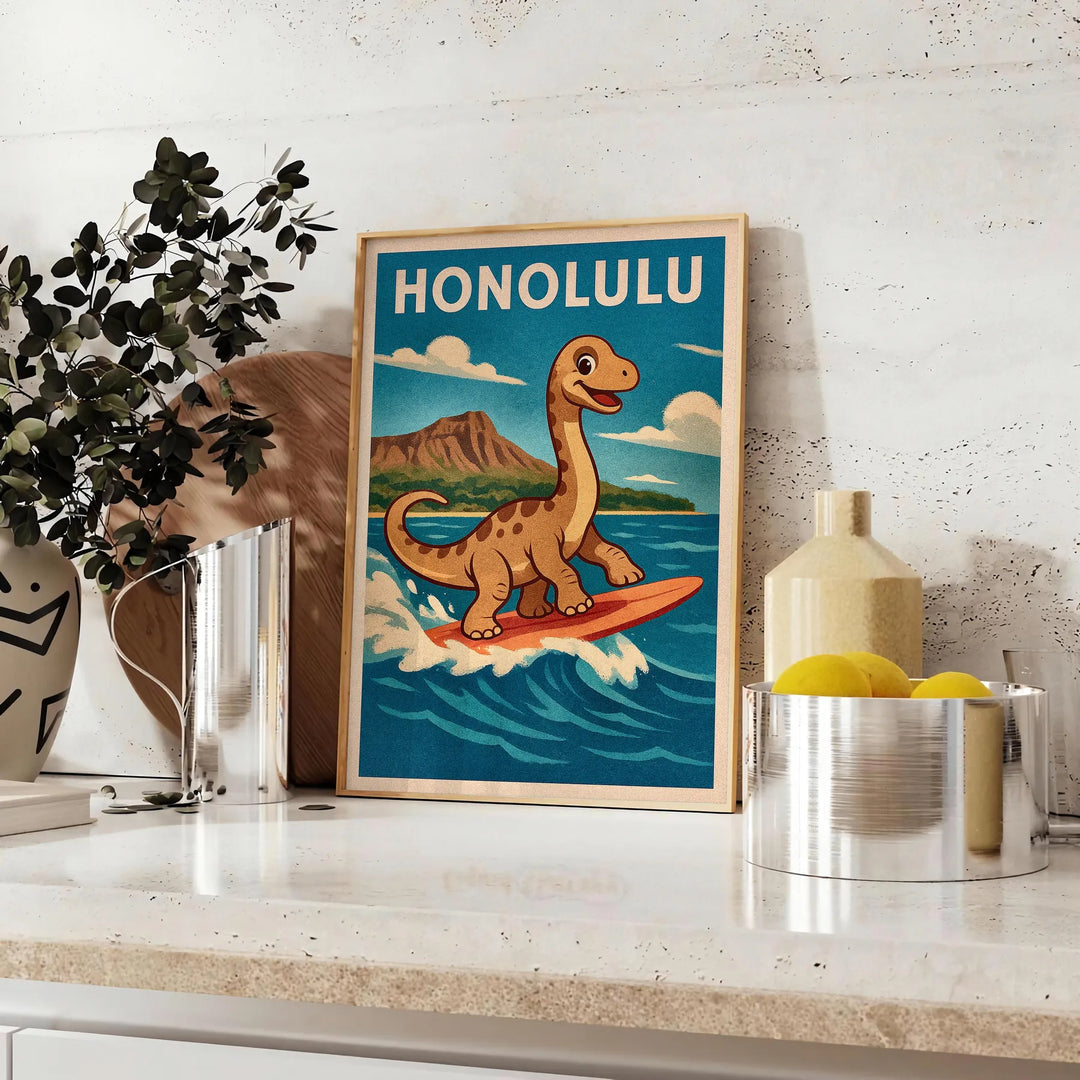 Färgglad dinosaurieposter för barn som surfar, perfekt för barnrum eller lekområde. Finns i flera storlekar