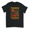 テニスとパリへの愛を祝うヴィンテージカートゥーンテニスTシャツ。カジュアルな外出やコートでの着用に最適なデザインです。