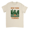 ニューヨークのテニスシーンを感じさせるスタイリッシュなTシャツ。快適で通気性のあるコットン素材を使用し、スポーツ愛好家や都市のトレンドセッターに最適です。