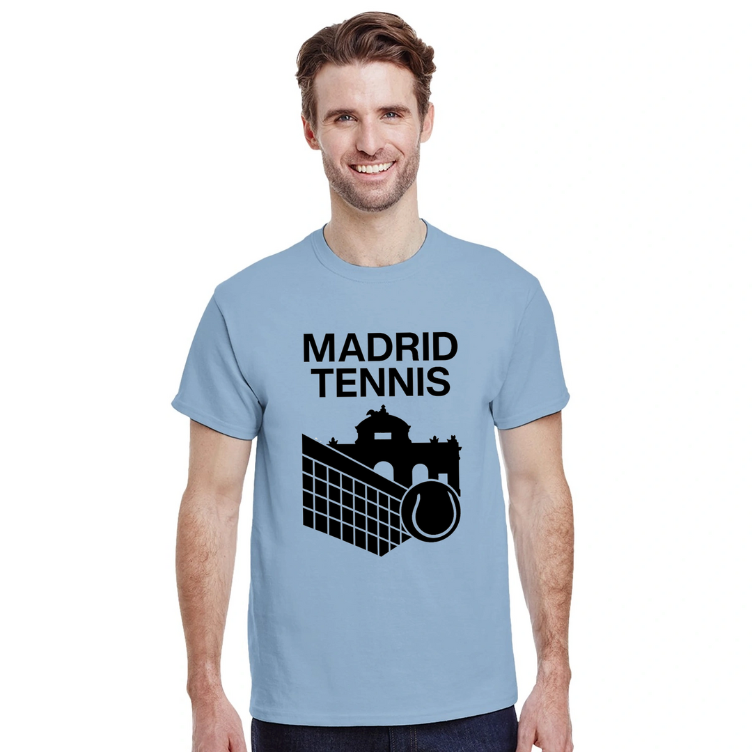 テニスへの愛とマドリッドの活気を表現するスタイリッシュなマドリッドテニスTシャツ。快適でおしゃれなデザインで、プレイヤーやファンに最適なアイテムです。