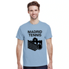 テニスへの愛とマドリッドの活気を表現するスタイリッシュなマドリッドテニスTシャツ。快適でおしゃれなデザインで、プレイヤーやファンに最適なアイテムです。