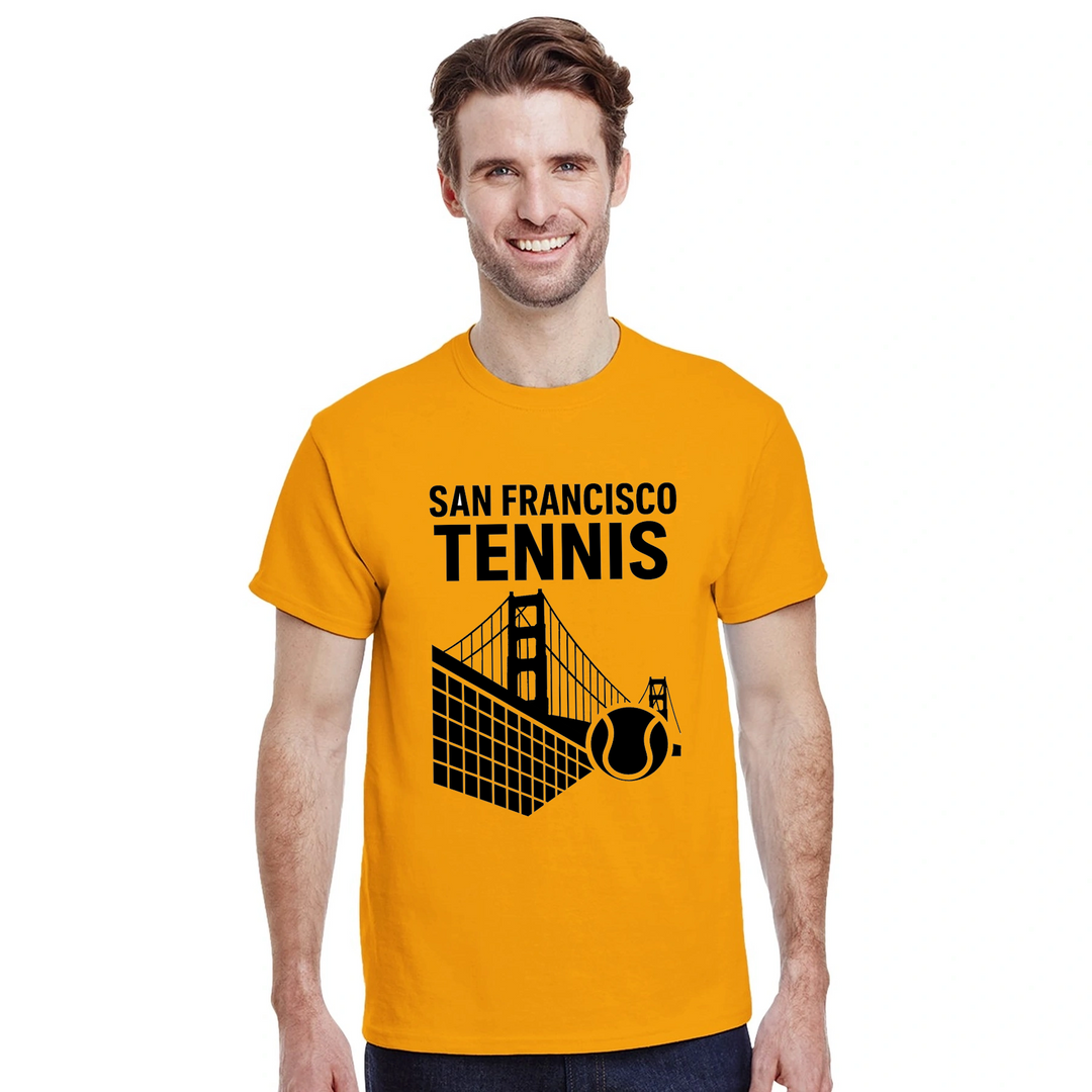 サンフランシスコテニスTシャツ。スタイリッシュなデザインで、テニス愛好者や都市のファンに最適。サイズはS、M、L、XL、XXLが利用可能。