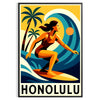Färgglad Honolulu Surf poster som fångar surfkulturens anda med energiska röda och blå nyanser. Finns i storlekarna 50x70 ell