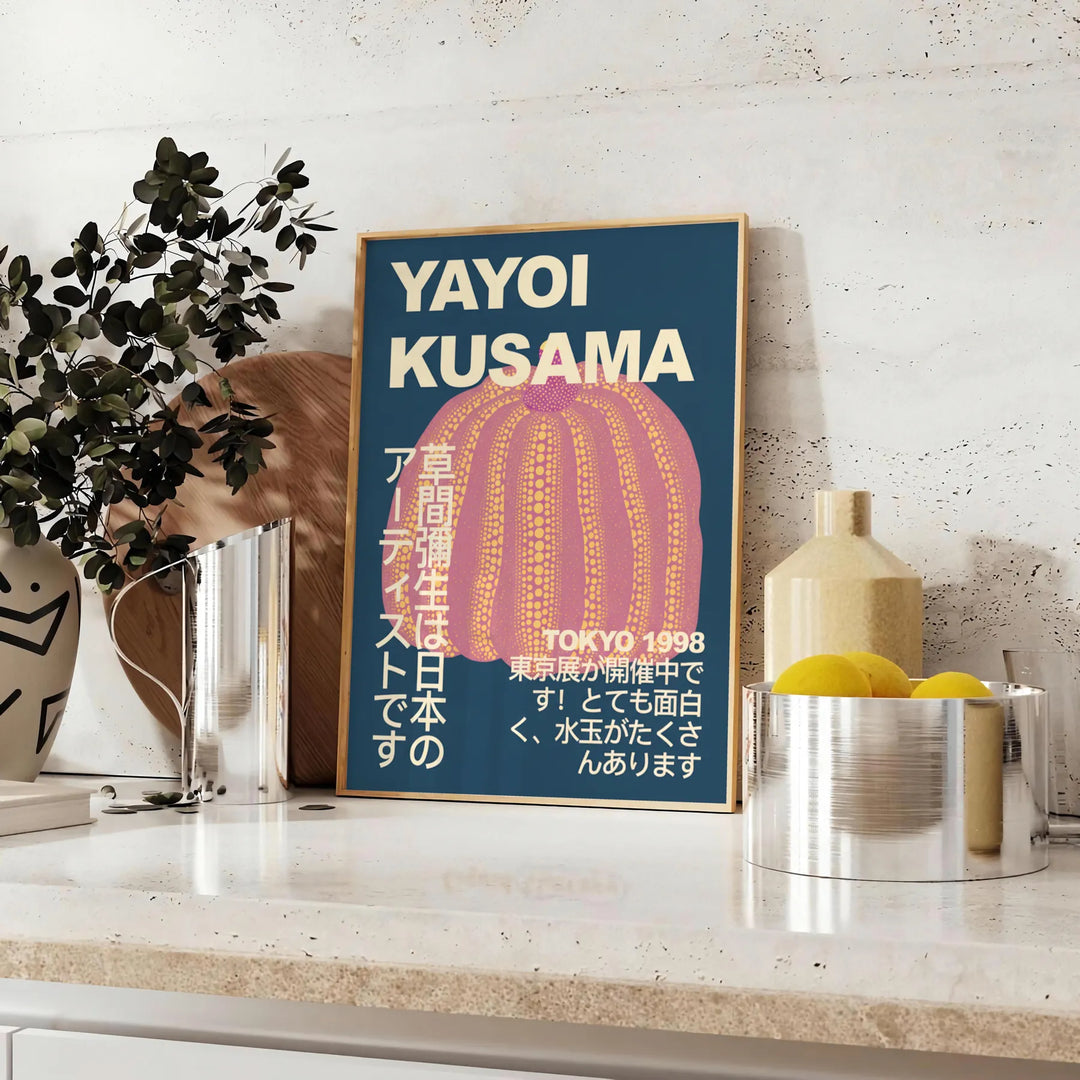 Yayoi Kusama Pumpkins plakāts ar pievilcīgām brūnām un pelēkām krāsām, izmēros 50x70 vai 30x40 cm, ideāli piemērots mājas dek