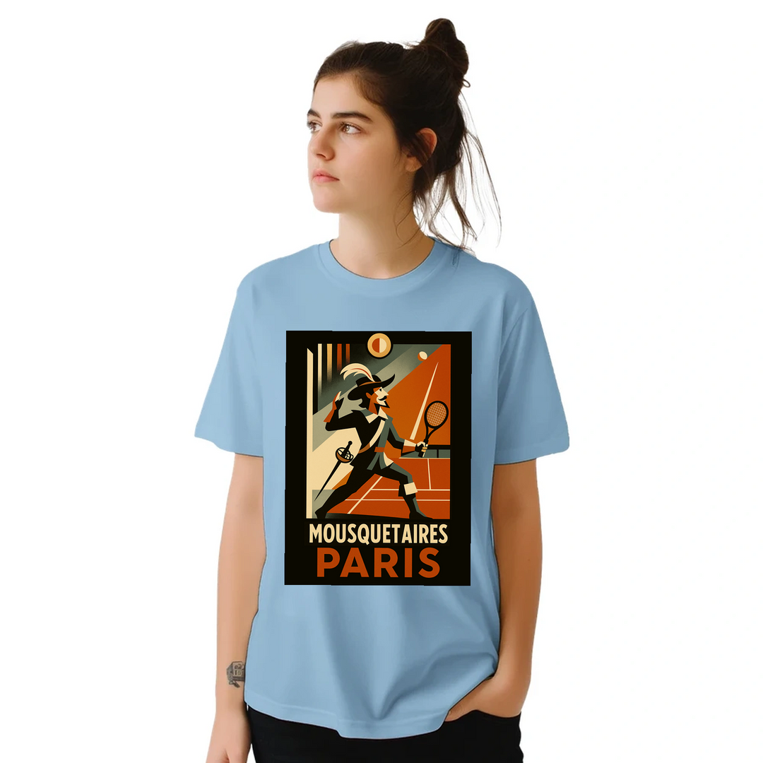 パリのエッセンスを感じるスタイリッシュなテニスTシャツ。テニス愛好者とファッション好きに最適な一着。サイズはSからXXLまで揃っています。