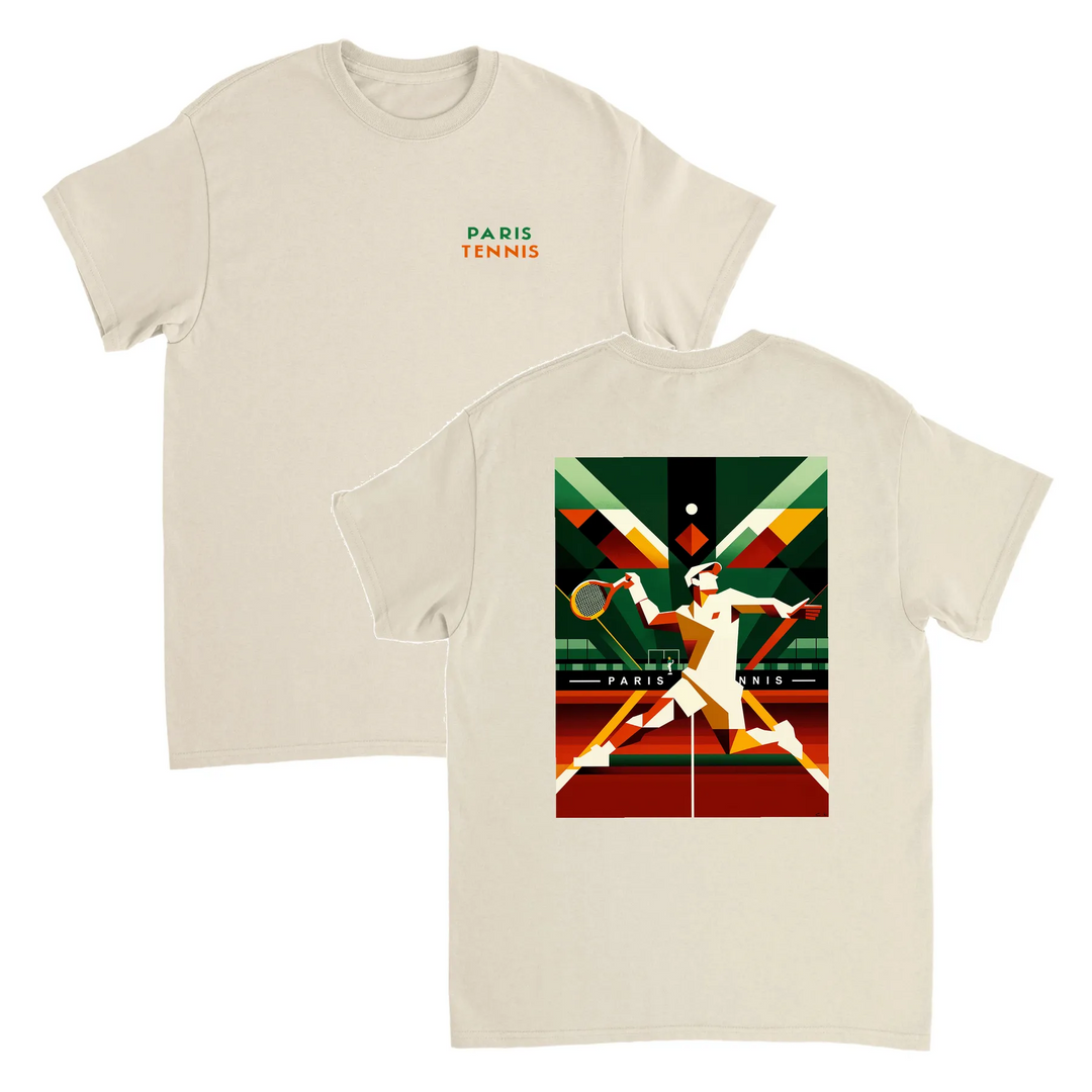 パリのテニスデザインが特徴のスタイリッシュなTシャツ。ソフトで通気性のあるコットン素材で、テニス愛好者にぴったりのアイテムです。