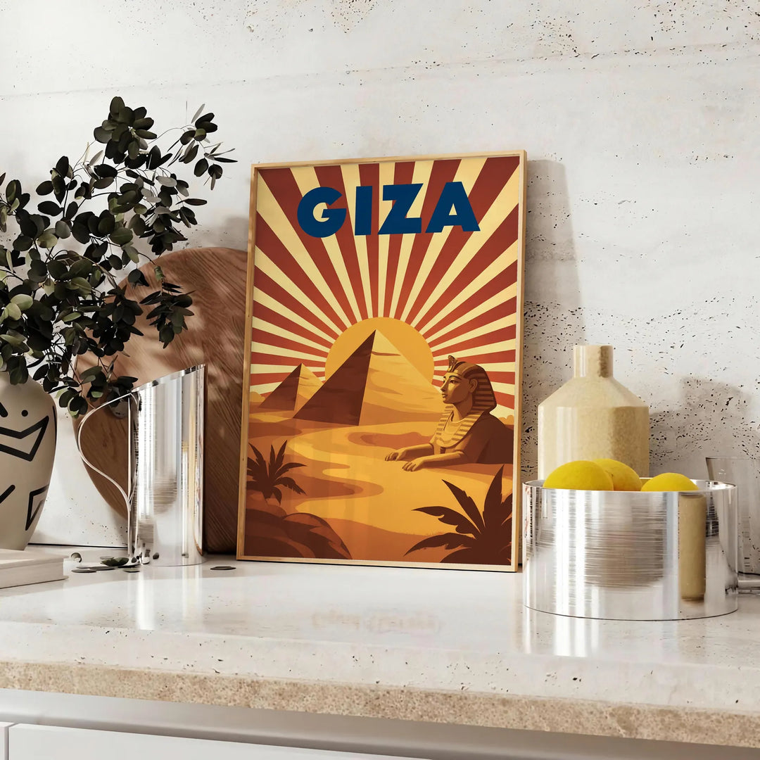 Art Déco plakāts Gīzai ar oranžu un melnu ģeometrisku dizainu