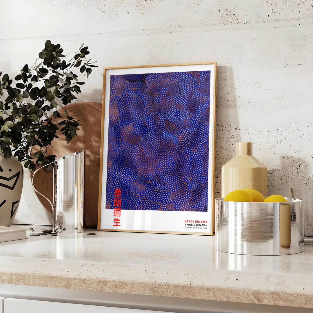Poster εμπνευσμένο από τη Yayoi Kusama με εντυπωσιακό σχέδιο ροής σε πλούσιες καφέ και γκρι αποχρώσεις, ιδανικό για μοντέρνα