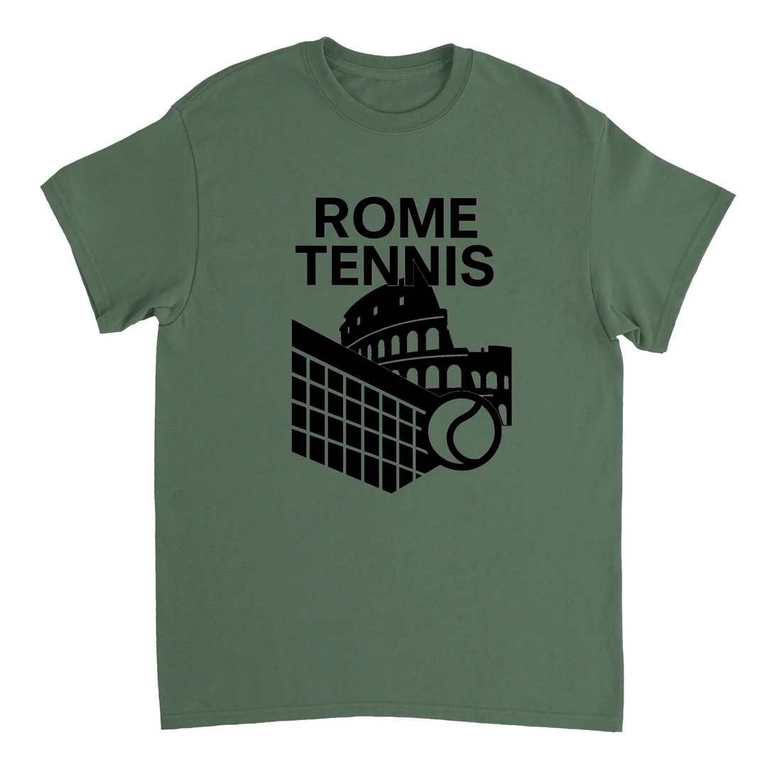 ローマテニス5 Tシャツは、テニスの活気ある精神にインスパイアされたユニークなデザインで、スタイルを引き立てます。コートやカジュアルな外出に最適な必需品です。サイズ展開: S, M, L, XL, XXL