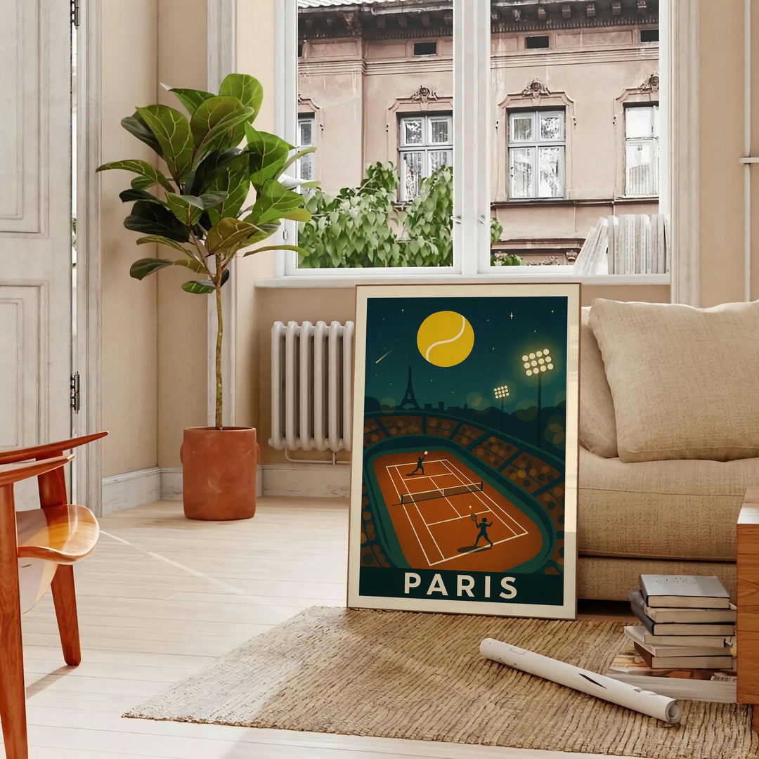 美しいグレーとグリーンのパレットで描かれた「パリ・テニス・バイ・ナイト」ポスター。50x70または30x40のサイズで、フレーム付きまたはフレームなしでご利用いただけます。