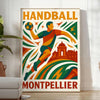 手に汗握るハンドボールの魅力を表現したモンペリエポスター。赤とオレンジの鮮やかな色合いがスポーツのエネルギーを捉えています。サイズはA4、30x40 cm、50x70 cm、60x80 cmから選べます。ファンやコレクターに最適なアイテムです。
