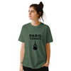 パリテニスTシャツは、愛の街のエッセンスとテニスのスピリットを捉えたスタイリッシュなデザインです。スポーツ愛好者やファッション好きに最適で、コートの内外で着用できます。サイズはS、M、L、XL、XXLがあります。