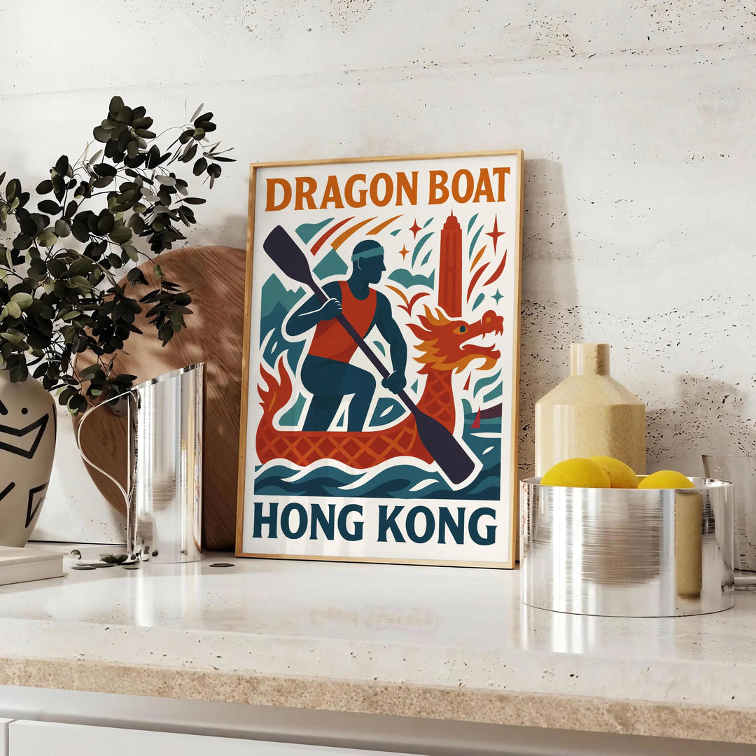 香港のドラゴンボート文化を表現した鮮やかな赤とオレンジのポスター。スポーツ愛好家にぴったりのアートワーク。サイズは50x70または30x40。フレーム付きまたはフレームなしで購入可能。