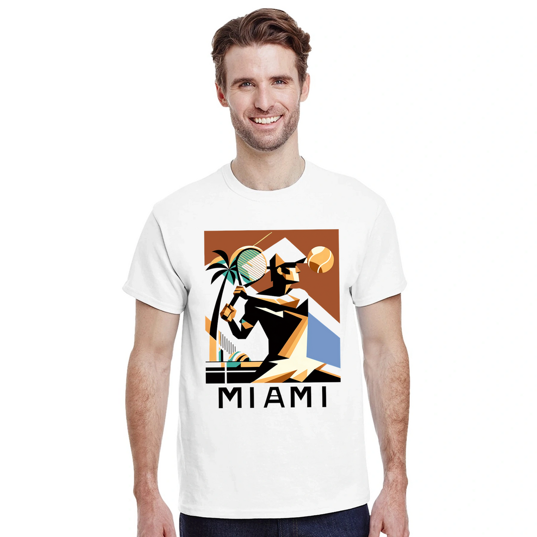 テニス愛好者と都市の魅力を兼ね備えたマイアミテニスTシャツ。鮮やかな色合いとおしゃれなグラフィックで、コート内外で活躍します。サイズはSからXXLまで揃っています。