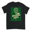 ウィンブルドンを祝うテニステーマのTシャツ。快適で耐久性に優れたデザインで、スポーツ愛好者必見のアイテム。サイズ展開: S, M, L, XL, XXL。