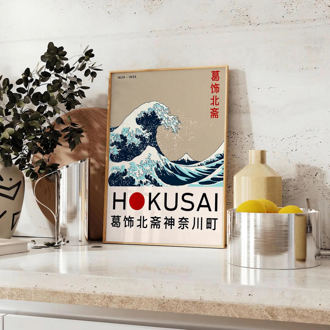 Hokusai Wave japansk affisch med slående röd och grå färg, perfekt för att förhöja din väggdekoration