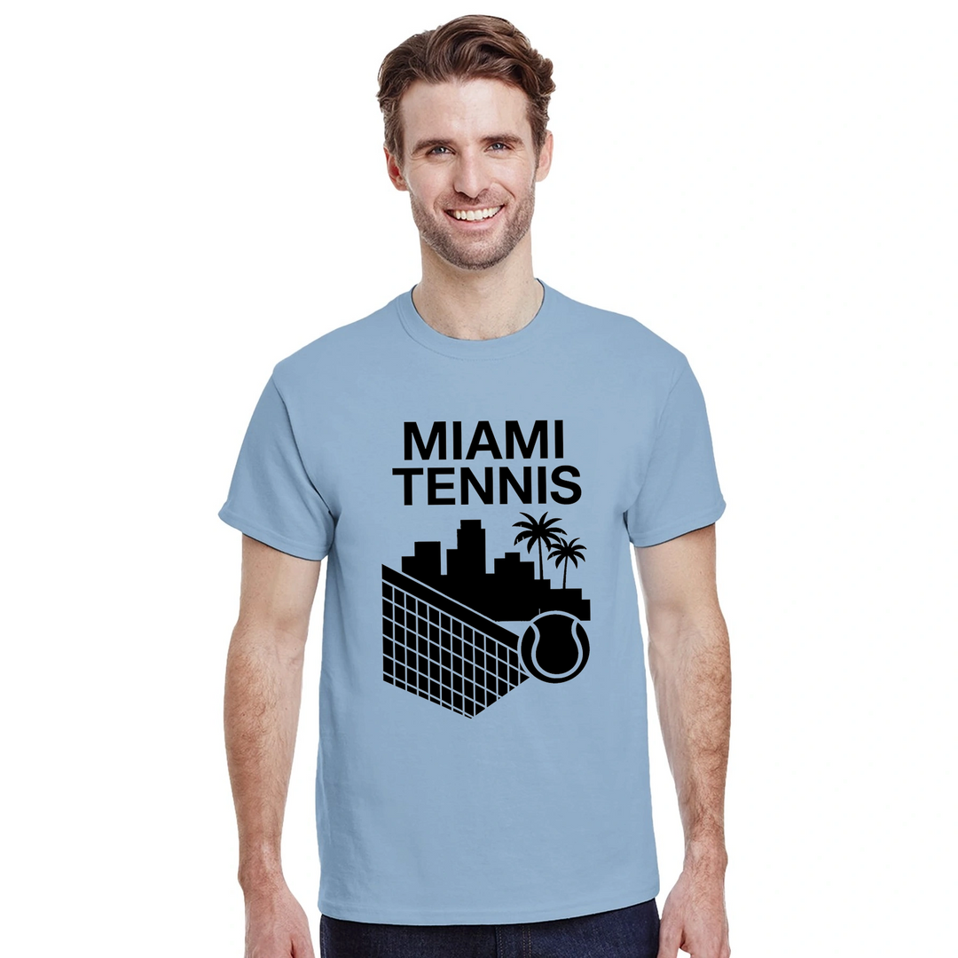 マイアミテニスTシャツは、スポーティーさとシックさを兼ね備えたデザインで、快適な着心地を提供します。テニス愛好者にぴったりの一枚です。