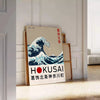 Hokusai Wave japansk affisch med slående röd och grå färg, perfekt för att förhöja din väggdekoration