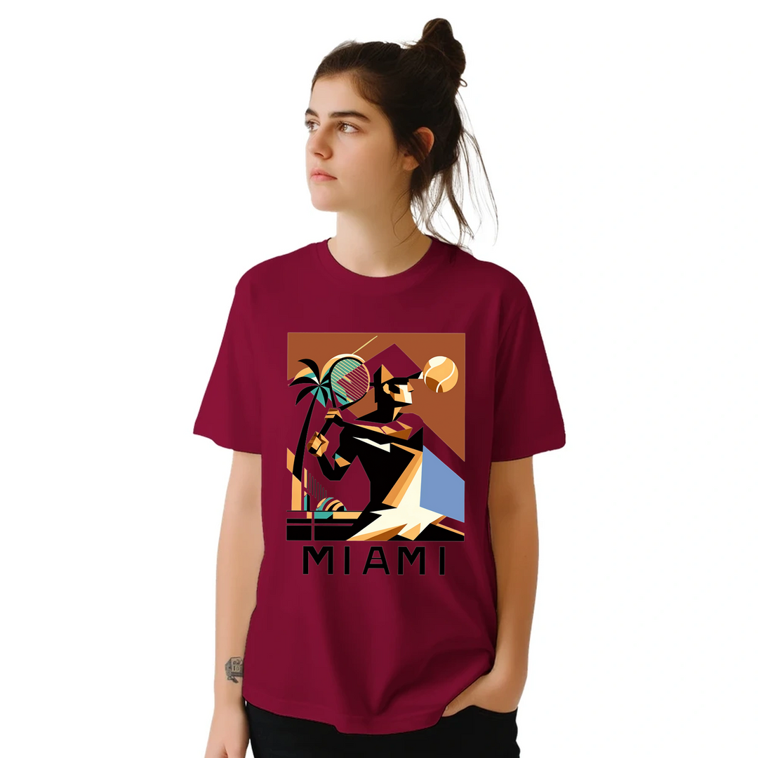テニス愛好者にぴったりなマイアミテニスTシャツ。ゲームの精神と南フロリダの陽気な雰囲気を捉えたユニークなデザイン。サイズはS、M、L、XL、XXLから選べます。