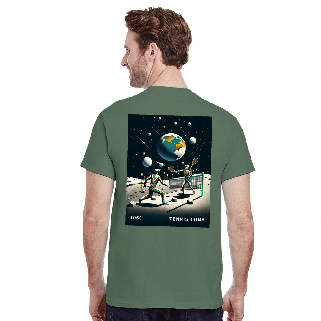 T-shirt Tennis Moon con design unico che unisce la passione per il tennis e il fascino celestiale, ideale per partite o uscit