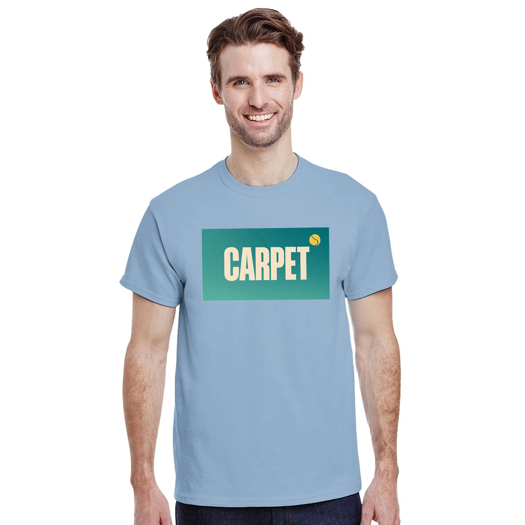 カーペットテニス5Tシャツ。快適な素材で、コートの上でもオフでもスタイリッシュに着こなせます。サイズ: S, M, L, XL, XXL。