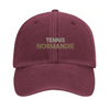 un style décontracté casquette Tennis Normandie Brodé 100 % coton brossé confort élégance vintage une broderie directe couronne structurée œillets ventilation sangle boucle laiton accessoire idéal