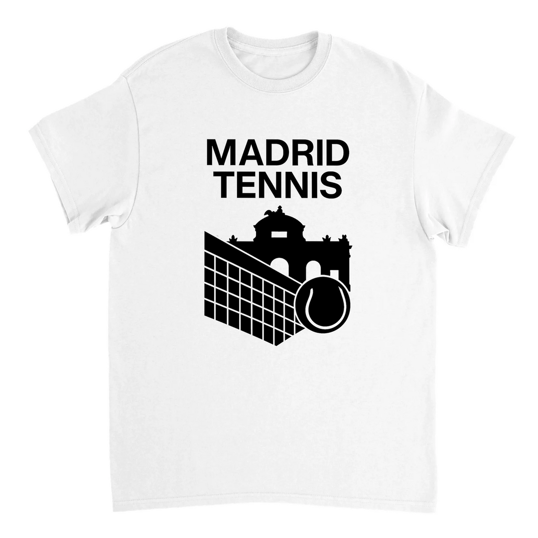 テニスへの愛とマドリッドの活気を表現するスタイリッシュなマドリッドテニスTシャツ。快適でおしゃれなデザインで、プレイヤーやファンに最適なアイテムです。