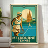 Póster de tenis de Melbourne en tonos marrones y verdes, disponible en tamaños de 50x70 cm y 30x40 cm. Perfecto para decorar