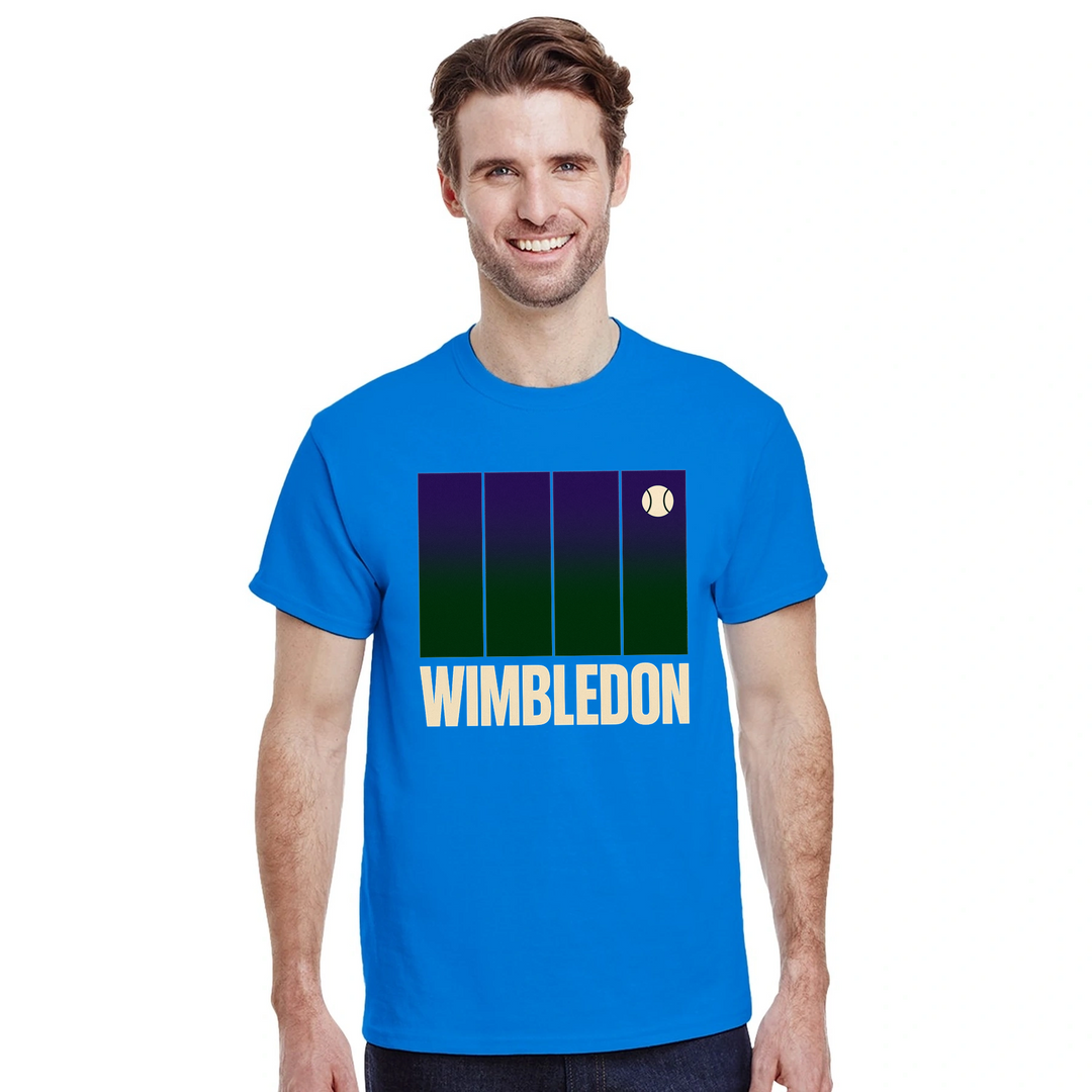 ウィンブルドンテニスTシャツ。アイコニックなトーナメントにインスパイアされたデザインで、コート内外でスタイルをアップグレード。テニスファンやプレイヤーに最適な一枚。サイズはSからXXLまで。