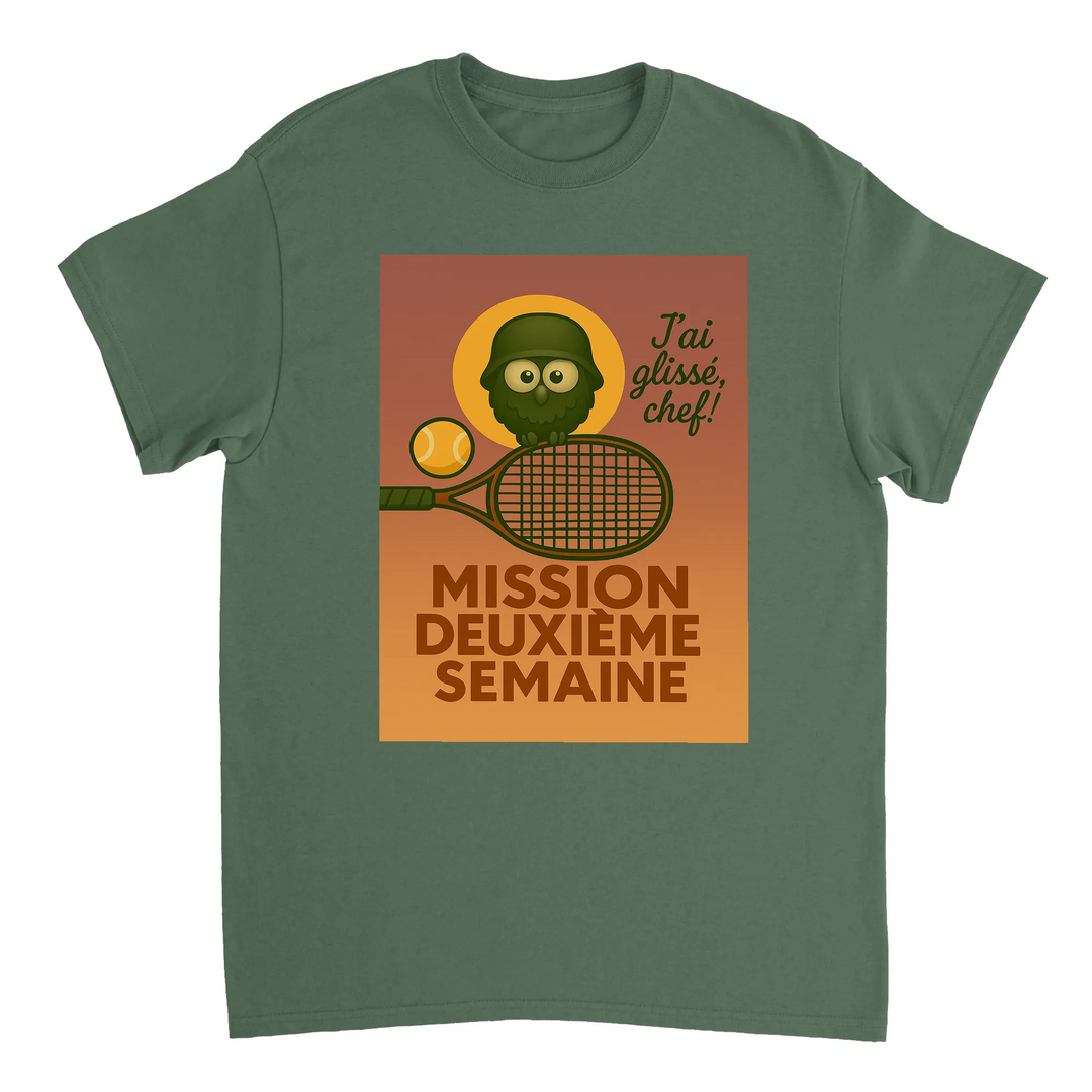 テニス愛好者のためのスタイリッシュなMission 2eme SemaineテニスTシャツ。快適な着心地で、コート内外でのプレイをサポートします。