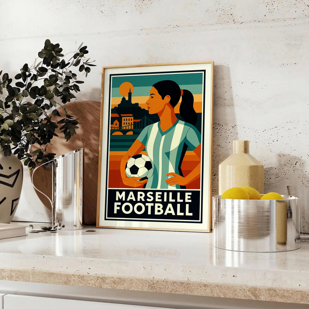 Vibrant Marseille fotbollsposter med en slående grön och röd design, perfekt för fotbollsälskare. Finns i olika storlekar