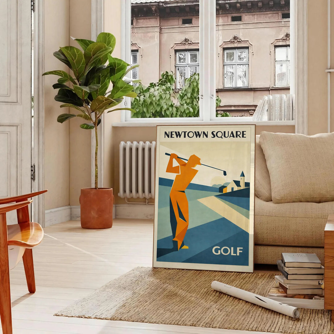 Plakat golfowy Newtown Square w intensywnych niebieskich i pomarańczowych kolorach, idealny do dekoracji wnętrz. Dostępny w r