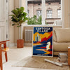 Vintage Reiseposter von Sentosa Island, Singapur im Art Deco-Stil. Lebendige orange und blaue Farbtöne bringen Nostalgie in I