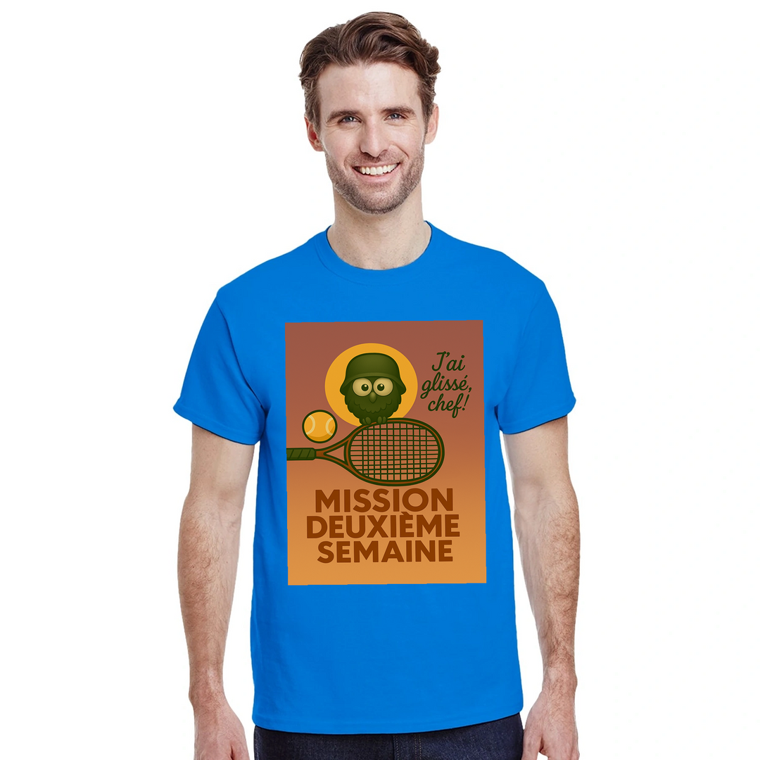 テニス愛好者のためのスタイリッシュなMission 2eme SemaineテニスTシャツ。快適な着心地で、コート内外でのプレイをサポートします。