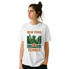 ニューヨークのテニスシーンを感じさせるスタイリッシュなTシャツ。快適で通気性のあるコットン素材を使用し、スポーツ愛好家や都市のトレンドセッターに最適です。