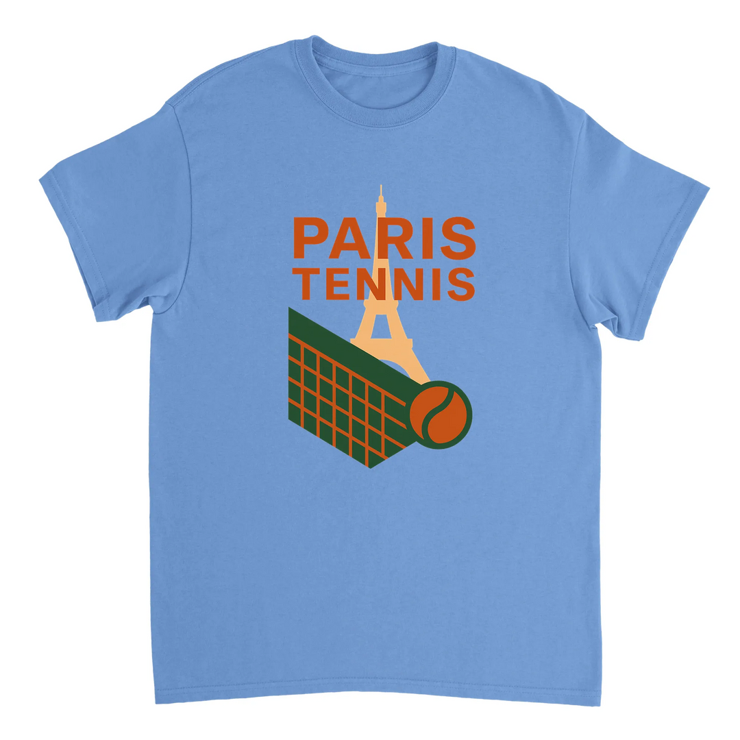 パリのライフスタイルを感じさせるテニスTシャツ。高品質なコットン素材で快適さを提供し、ファッションとスポーツを融合させた一着です。