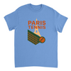 パリのライフスタイルを感じさせるテニスTシャツ。高品質なコットン素材で快適さを提供し、ファッションとスポーツを融合させた一着です。