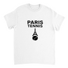 パリテニスTシャツは、愛の街のエッセンスとテニスのスピリットを捉えたスタイリッシュなデザインです。スポーツ愛好者やファッション好きに最適で、コートの内外で着用できます。サイズはS、M、L、XL、XXLがあります。