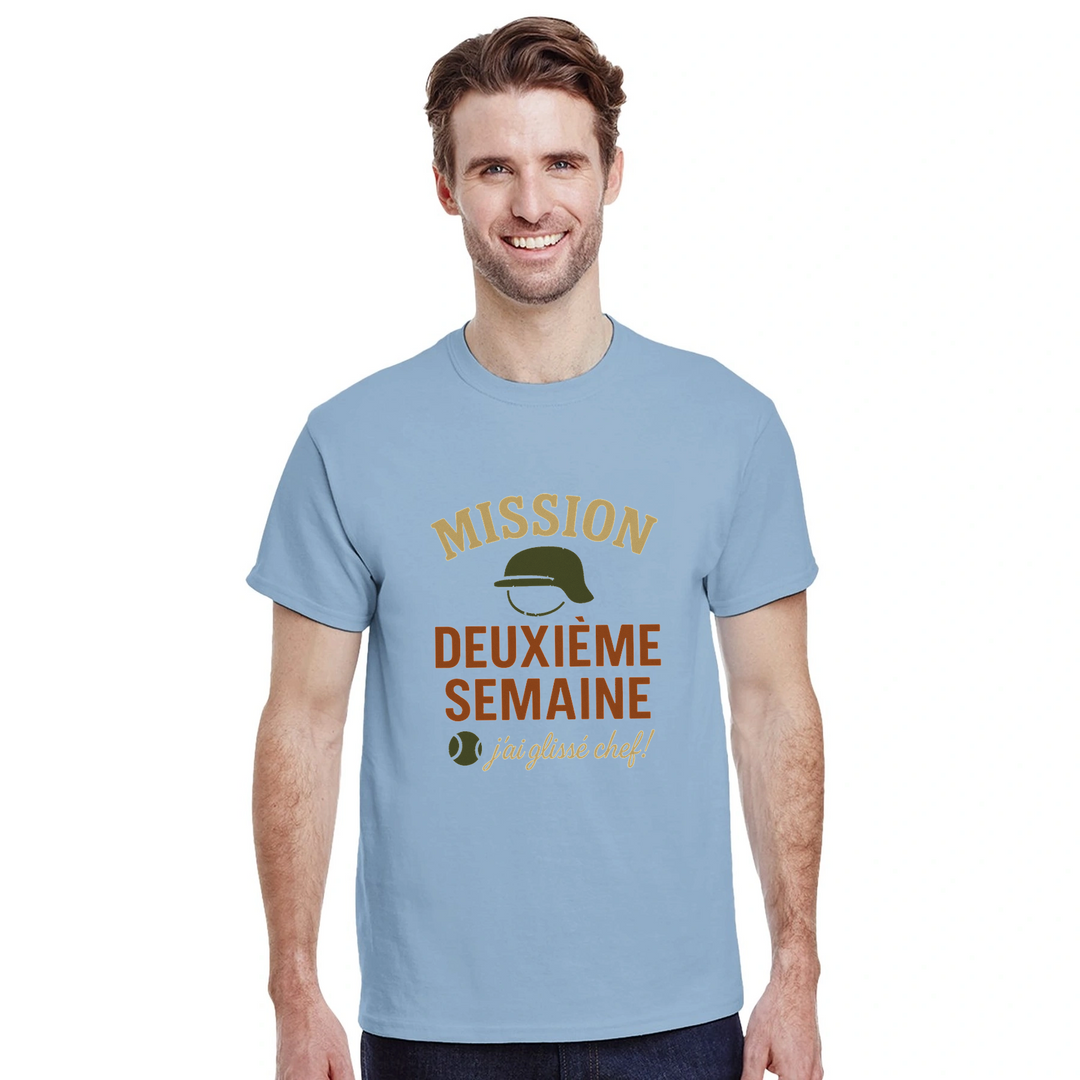 テニス愛好者に最適な"Mission 2eme Semaine Tennis" Tシャツ。快適さとスタイルを兼ね備えたこのTシャツで、コート内外で目立ちましょう。サイズはSからXXLまで。
