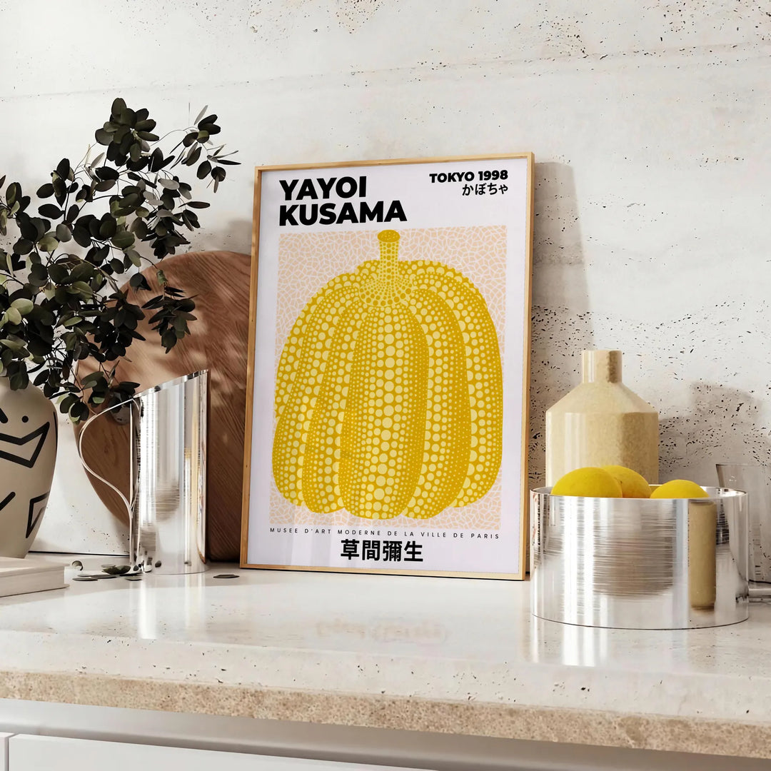 Stilīgs Pumpkin Yayoi Kusama plakāts ar spilgtām oranžām un eleganti pelēkām krāsām, pieejams vairākos izmēros, ideāli piemēr