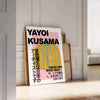 Yayoi Kusama pumpiņu plakāts ar spilgtu oranžu krāsu uz stilīga pelēka fona, pieejams dažādos izmēros, lieliski piemērots māj