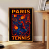 パリのヴィンテージカートゥーンテニスポスター。鮮やかな赤と青のデザインで、どんな空間にも魅力をプラスします。サイズは50x70または30x40。額縁付きと額縁なしのオプションから選べます。